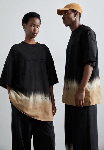 Feng Chen Wang TIE DYE LOGO - Print T-shirt - black/khaki