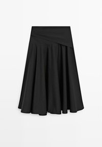 Jupe évasée noire avec une taille style portefeuille, en tissu lisse. Présente des plis qui créent du volume et du mouvement à l'ourlet.