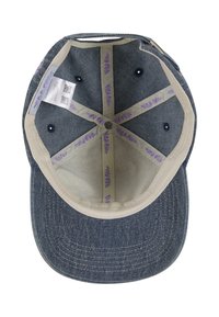 Denim cepure ar izmestu lietus, tumši zilas krāsas ārpusi un gaišākas krāsas iekšpusi. Iekšējās šuves rotā smalki violeti raksti.