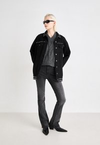 Levi's® TWISTED 725 - Bootcut piegriezuma džinsi - shining brighter