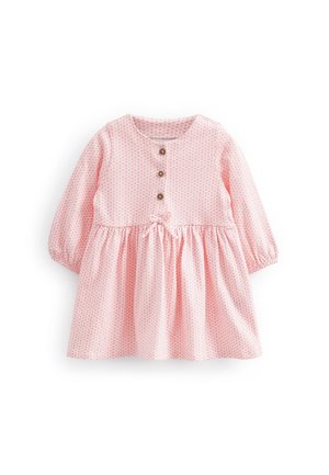 Robe bébé à manches longues en rose clair avec un petit motif géométrique, trois boutons en bois sur la poitrine et un nœud à la taille devant.