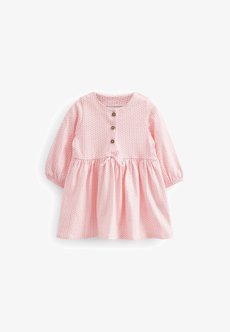 Robe bébé à manches longues en rose clair avec un petit motif géométrique, trois boutons en bois sur la poitrine et un nœud à la taille devant.