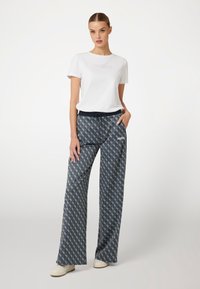 Guess MIT STRASSLOGO VORN - Marškinėliai su spaudiniu - weiß