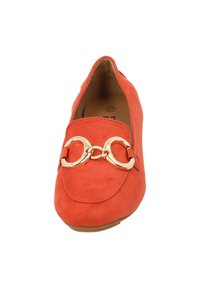 Scarpa slip-on in suede rosso con punta arrotondata, suola piatta e catena in tonalità oro sulla parte superiore. Numero 37.