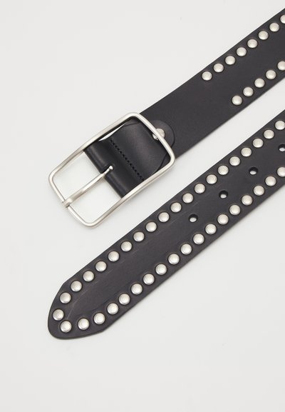 Zwarte leren riem met zilveren studs en een rechthoekige metalen gesp, met een gladde textuur en gelijkmatig verdeelde gaatjes voor aanpassing.