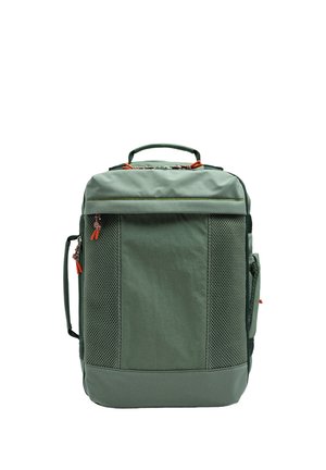 Prostokątny zielony plecak z siatkowanymi panelami bocznymi, górnym uchwytem, wieloma zamykanymi na zamek komorami oraz pomarańczowymi uchwytami zamków.