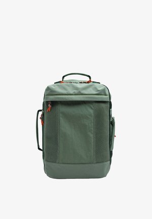 Prostokątny zielony plecak z siatkowanymi panelami bocznymi, górnym uchwytem, wieloma zamykanymi na zamek komorami oraz pomarańczowymi uchwytami zamków.