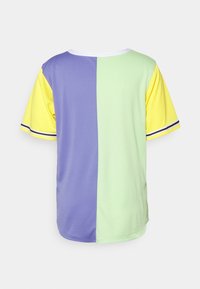 Kortærmet T-shirt med halvdelen lilla og halvdelen lys grøn front, med gule ærmer og en hvid krave, lavet af blødt stof.