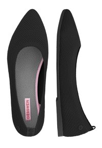 Zwarte gebreide ballerina's met een spitse neus, een gestructureerde bovenkant en een flexibele zwarte zool; heeft een roze en zwarte binnenlabel.