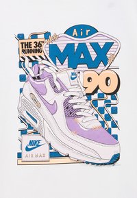 Zapatilla Nike Air Max 90 en blanco y morado con logotipos y texto que celebran la 36ª edición de la Air Max 90.