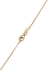 Goldfarbener Metallanhänger mit einem Karabinerverschluss. Die Kette ist dünn und rund, mit einer glatten Oberfläche und poliertem Finish.