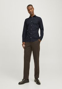 Jack & Jones JJJOE PRINT SHIRT - Svečana košulja - black/ditsy