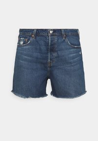 Tummansiniset farkkushortsit, joissa on rispaantunut helma, nappikiinnitys, etutaskut ja hienovaraiset kulutukset.