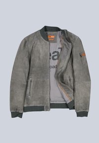 Graue Wildleder-Bomberjacke mit Reißverschluss, gerippten Bündchen und Saum. Verfügt über zwei vordere Reißverschlusstaschen und eine Brusttasche mit orangefarbenem Akzent.