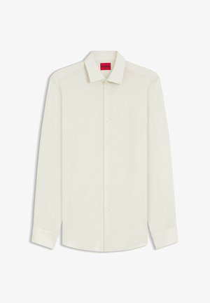 Camisa de manga larga color blanco hueso con botones, cuello puntiagudo y etiqueta roja "HUGO" en el interior del cuello.