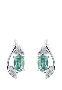 Silverörhängen med ovala gröna ädelstenar omgivna av klara stenar, med en flödande design och polerad yta.