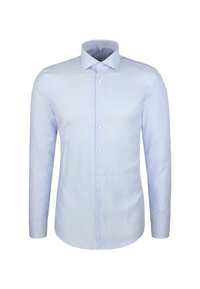 Chemise à manches longues bleu clair et blanche à rayures avec un col pointu, fermeture à boutons sur le devant et poignets boutonnés. Texture du tissu lisse.
