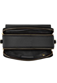 Czarna skórzana torba o teksturowanym wykończeniu, ze złotymi zamkami błyskawicznymi i wieloma przegrodami. Wnętrze ma jednolitą czarną podszewkę oraz kieszeń wsuwaną.