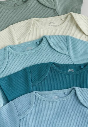 Fünf gerippte Babytops in verschiedenen Grüntönen und Blautönen, mit runden Kragen und weichem Material, ordentlich gestapelt.