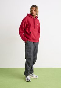 Carhartt WIP HOODED AMERICAN SCRIPT  - Kapucni - tuscany