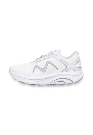 Zapatilla deportiva blanca para correr con logotipo de onda gris, parte superior de malla transpirable, suela acolchada y cierre de cordones, vista desde el lado exterior.