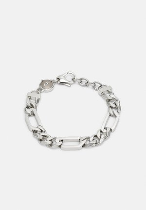 Bracelet en métal argenté composé de maillons interconnectés de formes variées, avec des finitions lisses et texturées, et une fermeture à clip avec un accent de logo.