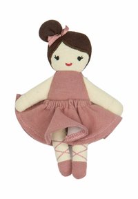 Lalka baletnicy z brązowym kokiem, ubrana w różową sukienkę i różowe baletki. Posiada proste rysy twarzy i wykonana jest z bawełnianej tkaniny.