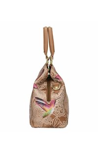 Braune Handtasche mit floralem Muster, verziert mit pinken Kolibridesigns, Reißverschluss, und hellbraunen Ledergriffen mit goldenen Hardware-Akzenten.