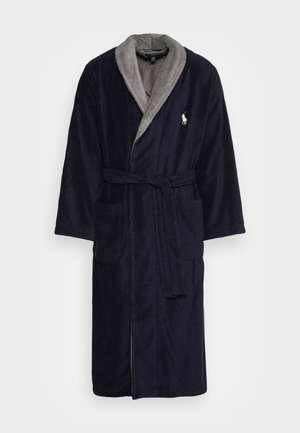 Accappatoio in morbido peluche blu navy con colletto grigio, rever a scialle, cintura in vita e due tasche frontali. Presenta un logo ricamato sul lato sinistro del petto.
