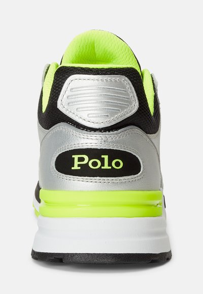 Herresneakers med en overdel i sølvfarvet læder og sort mesh, neon-gule detaljer, polstret krave og synligt logo på hælen.