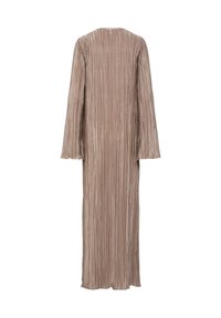 Robe longue plissée taupe, dotée de manches longues et d'un col rond, avec une surface lisse et texturée et une silhouette fluide.
