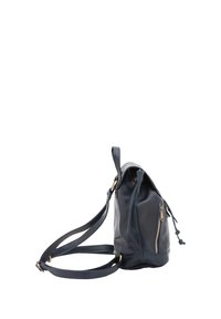 Navy leren emmerzak met een ritszak aan de zijkant, verstelbare banden en een gladde textuur. Voorzien van een trekkoordsluiting aan de bovenkant.