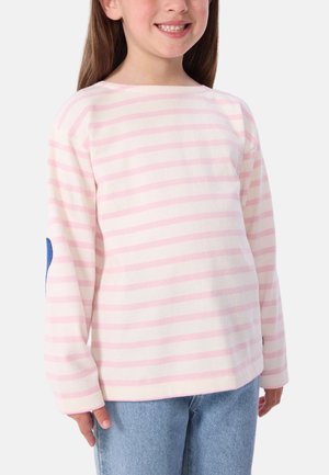 Camicia a maniche lunghe a righe rosa e bianche, con un cuore blu sul gomito, realizzata in tessuto morbido e strutturato, con scollo rotondo.