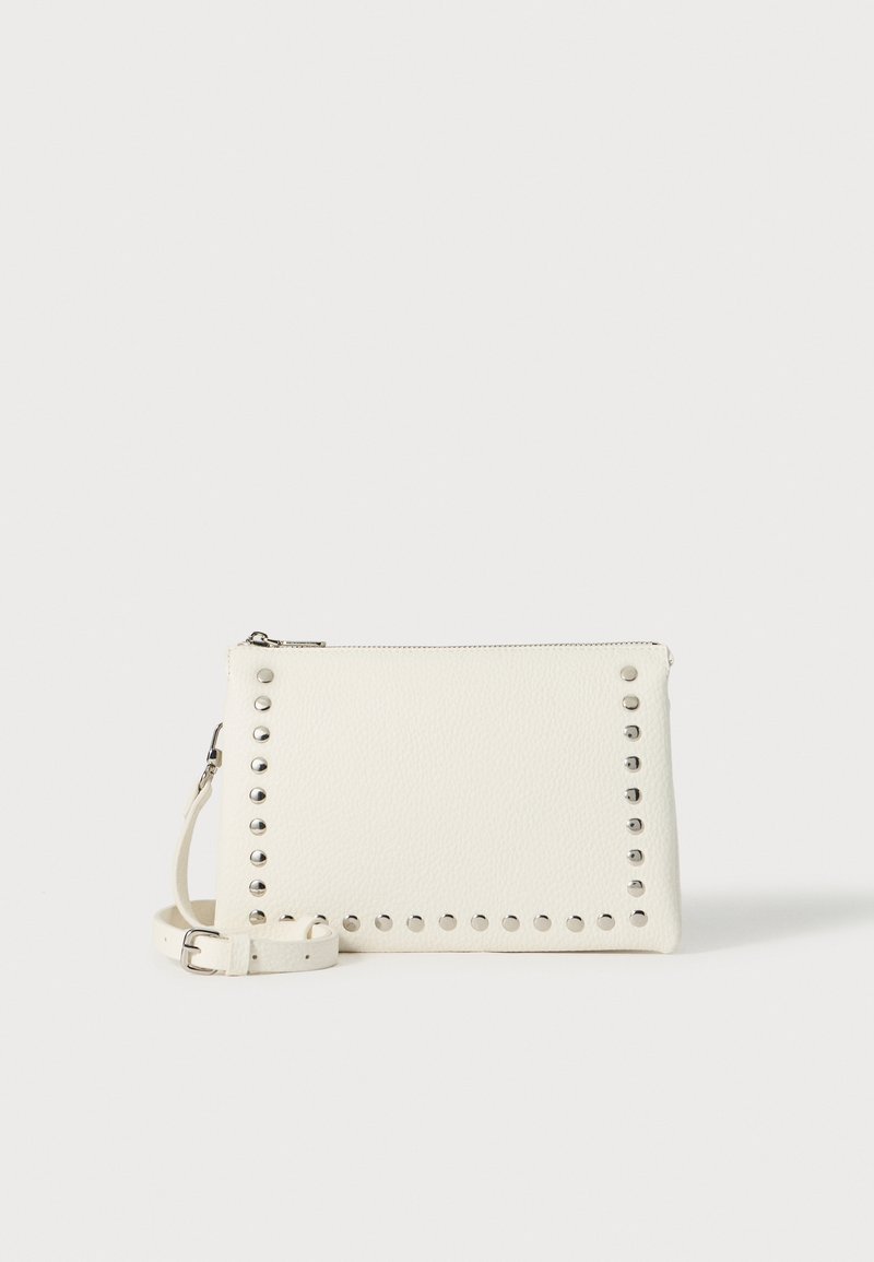 Borsa a tracolla bianca in pelle con borchie argentate lungo i bordi, chiusura con zip e una tracolla staccabile, con superficie texturizzata.