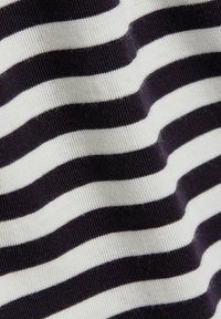 Baumwollmischgewebe mit abwechselnden marineblauen und weißen horizontalen Streifen. Weiche Textur mit leichtem Stretch; keine weiteren Details sichtbar.