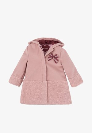 Manteau en mélange de laine rose avec capuche, présentant une moitié inférieure texturée semblable à de la fourrure. Accentué d'un nœud rayé bordeaux et crème.