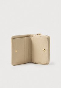 Beige leren bifold portemonnee met meerdere kaartsleuven, een drukknoopsluiting, en een ritsvak voor munten op een witte achtergrond.