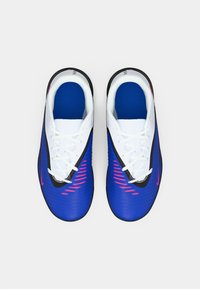 Ζευγάρι μπλε και λευκών αθλητικών παπουτσιών με ροζ λεπτομέρειες και λευκές κορδόνες, προσεγμένο από πάνω σε λευκό φόντο.