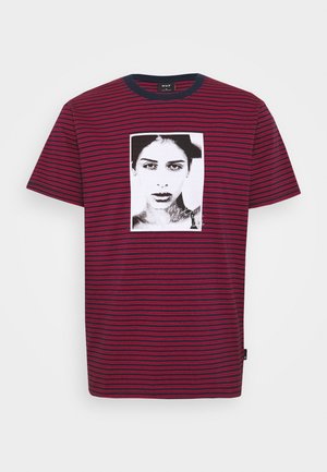 Rood en marineblauw gestreepte T-shirt met korte mouwen. Bevat een rechthoekige zwart-wit grafische print in het midden van de voorkant. Gemaakt van een katoenmix.