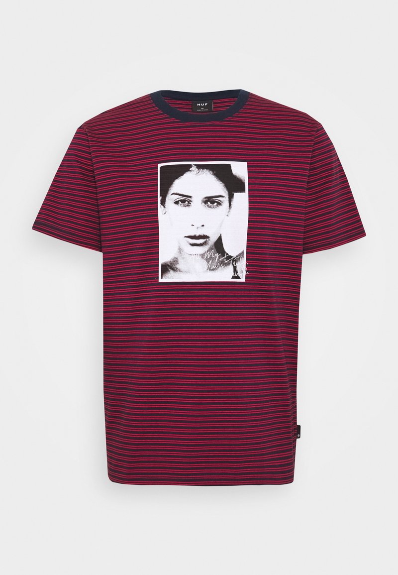 T-shirt à manches courtes rayé rouge et bleu marine. Présente une impression graphique rectangulaire en noir et blanc centrée à l'avant. Matériau en mélange de coton.