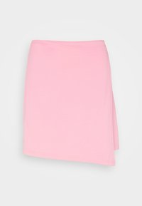 Růžová obálková sukně vyrobená z měkké bavlněné látky. Má mírně asymetrický lem a jednoduché švy podél okrajů. Hladká textura.