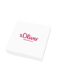 Scatola quadrata bianca con una finitura liscia, featuring il testo "s.Oliver" in corsivo rosso brillante e "FASHION FOR LIFE" in un font più piccolo sotto.