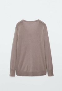 Pull en tricot marron clair à manches longues, avec des poignets et un ourlet côtelés, et un col rond. Texture lisse sans motifs ni accents visibles.