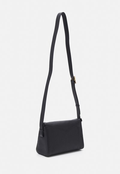 Melnas ādas crossbody soma ar strukturētu formu, regulējamu siksniņu un slīpu šuvju detaļu. Satur sānu kabatu ar rāvējslēdzēju.