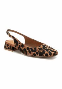 Zapato tipo slingback con estampado de leopardo, puntera afilada, tacón bajo de bloque y acentos negros sobre un fondo marrón claro. Hecho de un material suave y texturizado.
