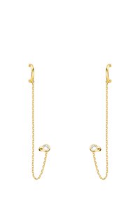 Guldiga hoops med hängande kedjor som har klara, runda ädelstenar i ändarna. Texturerade kedjelänkar och polerade ytor.