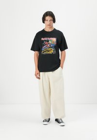 Only & Sons ONSIRON MAIDEN LIFE TEE - Apdrukāts T-krekls - jet black