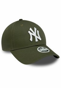 Maslinasto zelena bejzbol kapa s bijelim izvezenim logotipom New York Yankees, strukturiranog dizajna, podesivim remenom i zakrivljenim vizirima.