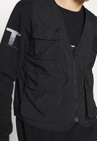 Champion Reverse Weave Liivi - black