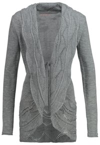 Grå kofta med långa ärmar, öppen front och räfflad detaljering. Har ett texturerat mönster längs kanterna och är tillverkad av ett mjukt, stickat material.